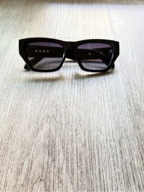 quay australia no apologies black square grommet detail sunglasses eyewear NEW